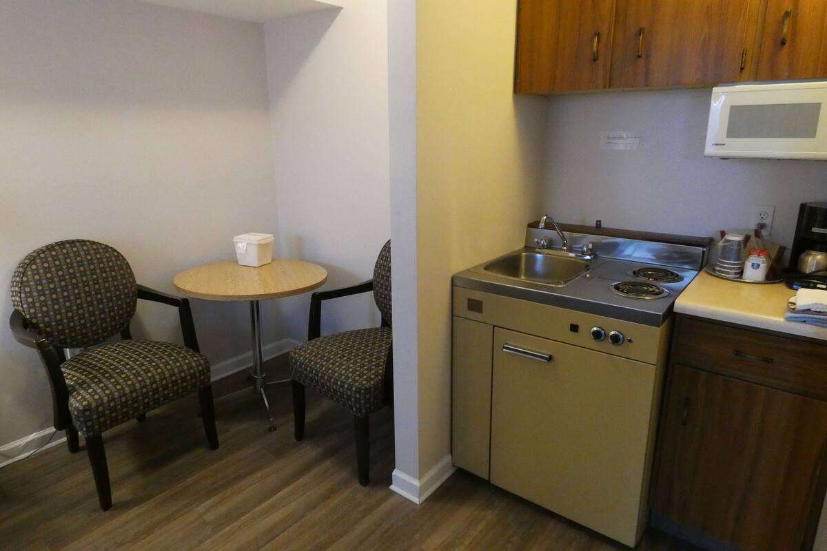 standard, 1 queen with kitchenette (pet friendly) | private kitchen | mini-fridge, microwave, coffee/tea maker, toaster