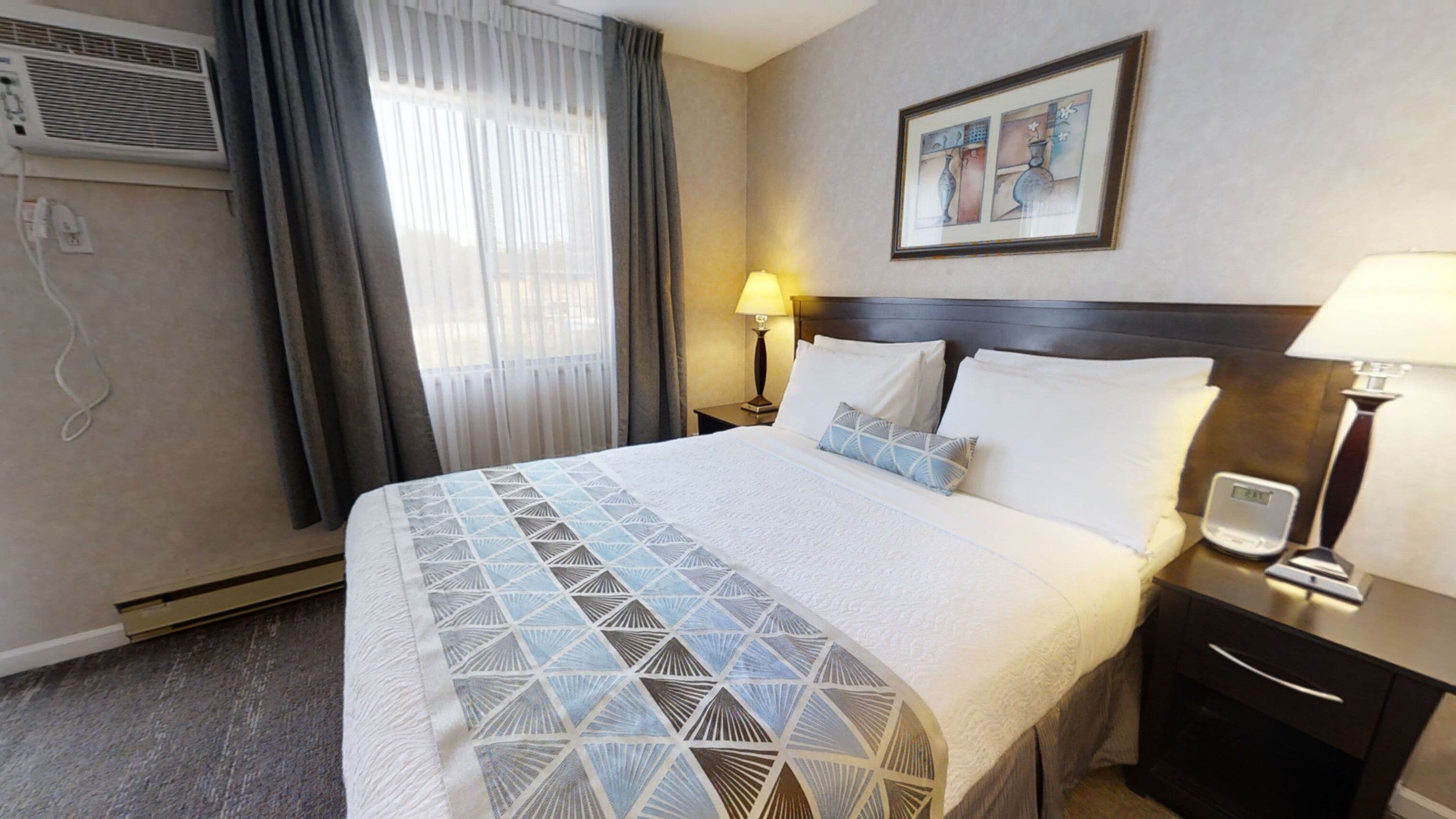 standard room, 1 queen with kitchenette (non-pet friendly) | 1 bedroom, desk, free wifi, bed sheets
