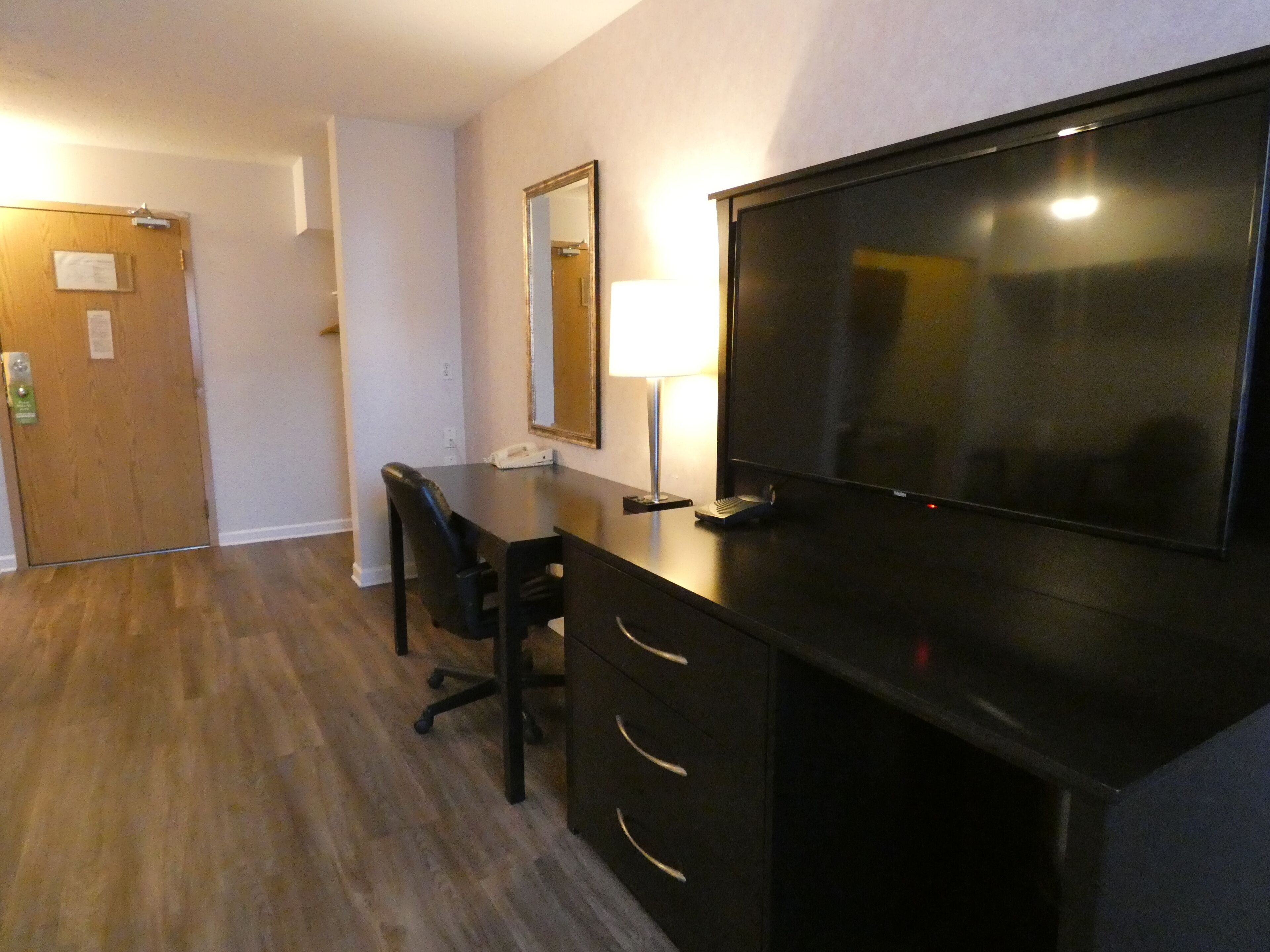 standard, 1 queen with kitchenette (pet friendly) | living area | flat-screen tv