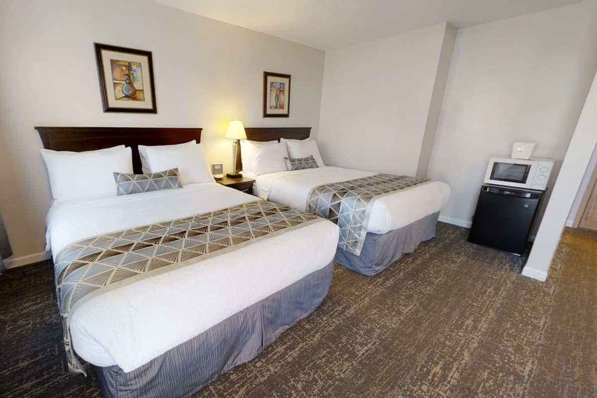 Standard Double Room, 2 Queen Beds (Non-Pet Friendly) | Bureau, accĂšs au Wi-Fi (inclus), literie fournie