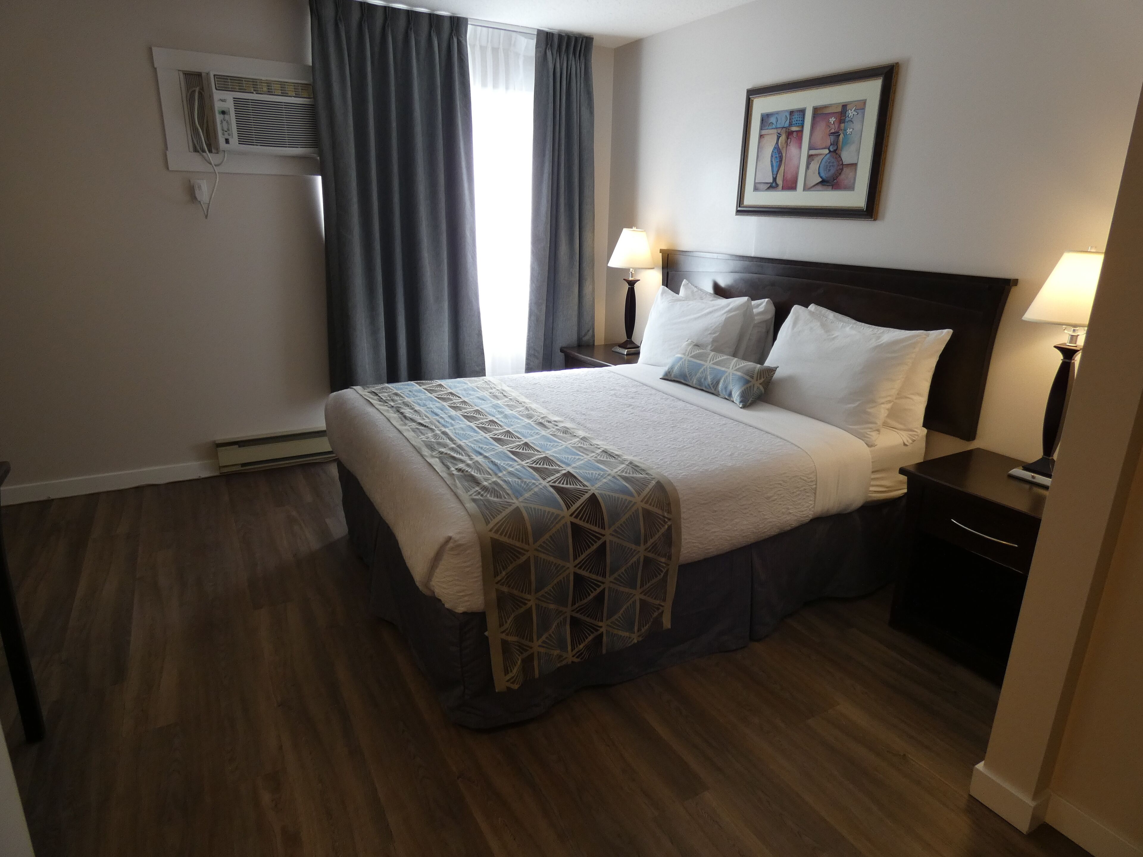 standard, 1 queen bed (pet friendly) | 1 bedroom, desk, free wifi, bed sheets