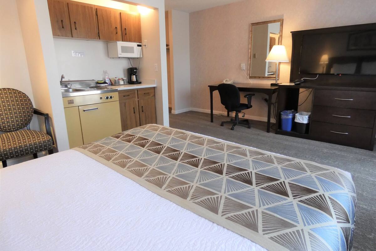 standard room, 1 queen with kitchenette (non-pet friendly) | 1 bedroom, desk, free wifi, bed sheets