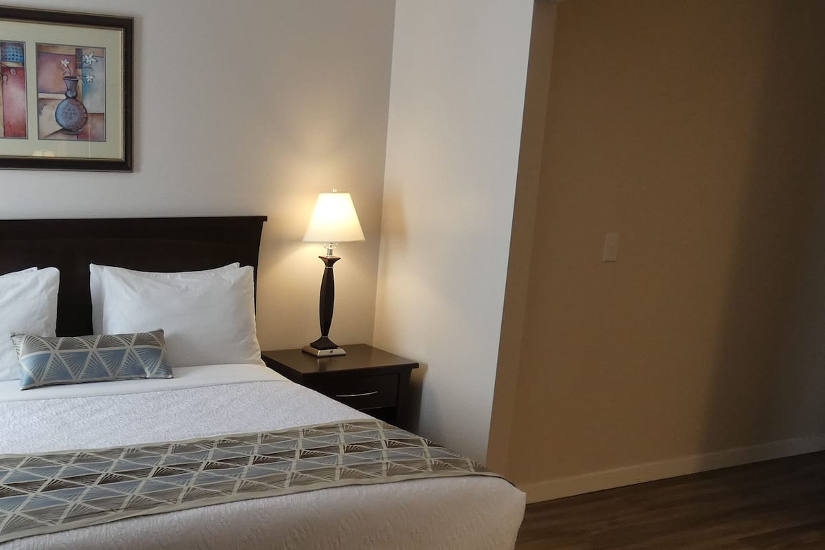 Standard, 1 Queen Bed (Pet Friendly)
