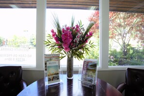 Lobby sitting area - Recreation Inn & Suites (Kelowna)