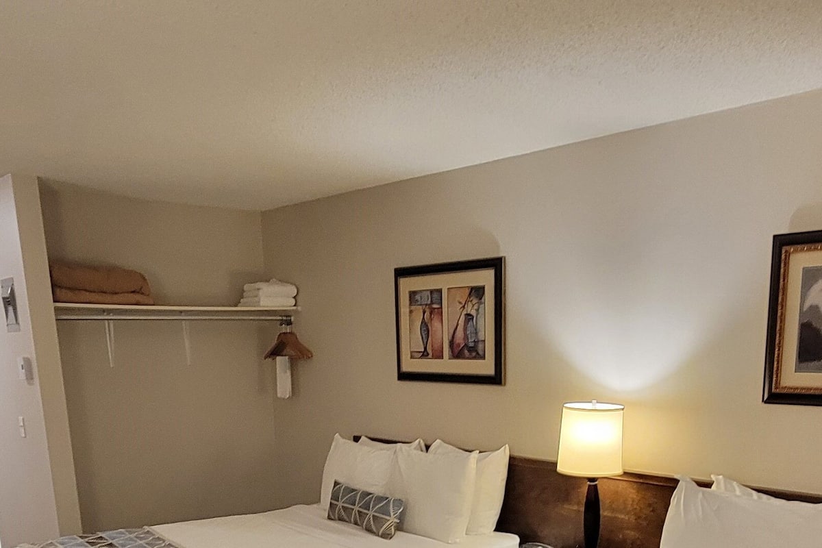Standard Room, 2 Queens with Kitchenette (Pet Friendly) | 1 Schlafzimmer, Verdunkelungsvorhänge, Bügeleisen/Bügelbrett