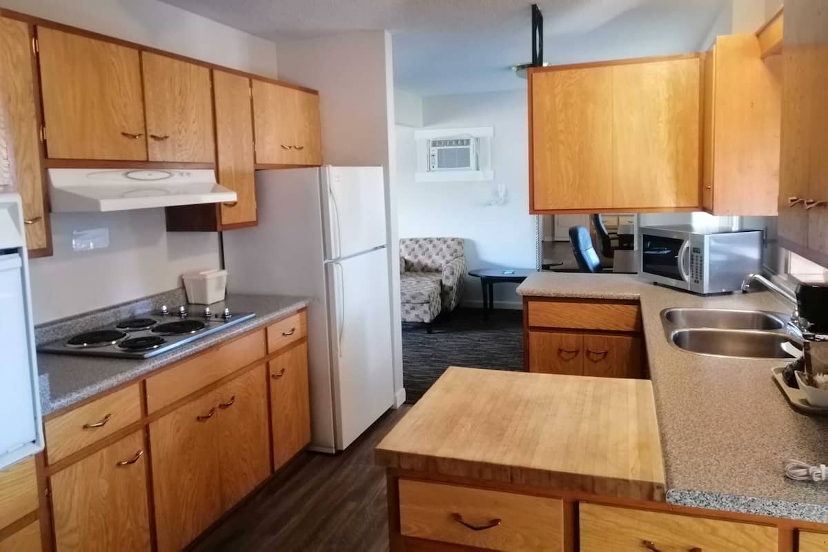 Apartment Suite (Non-Pet Friendly) | Private kitchen