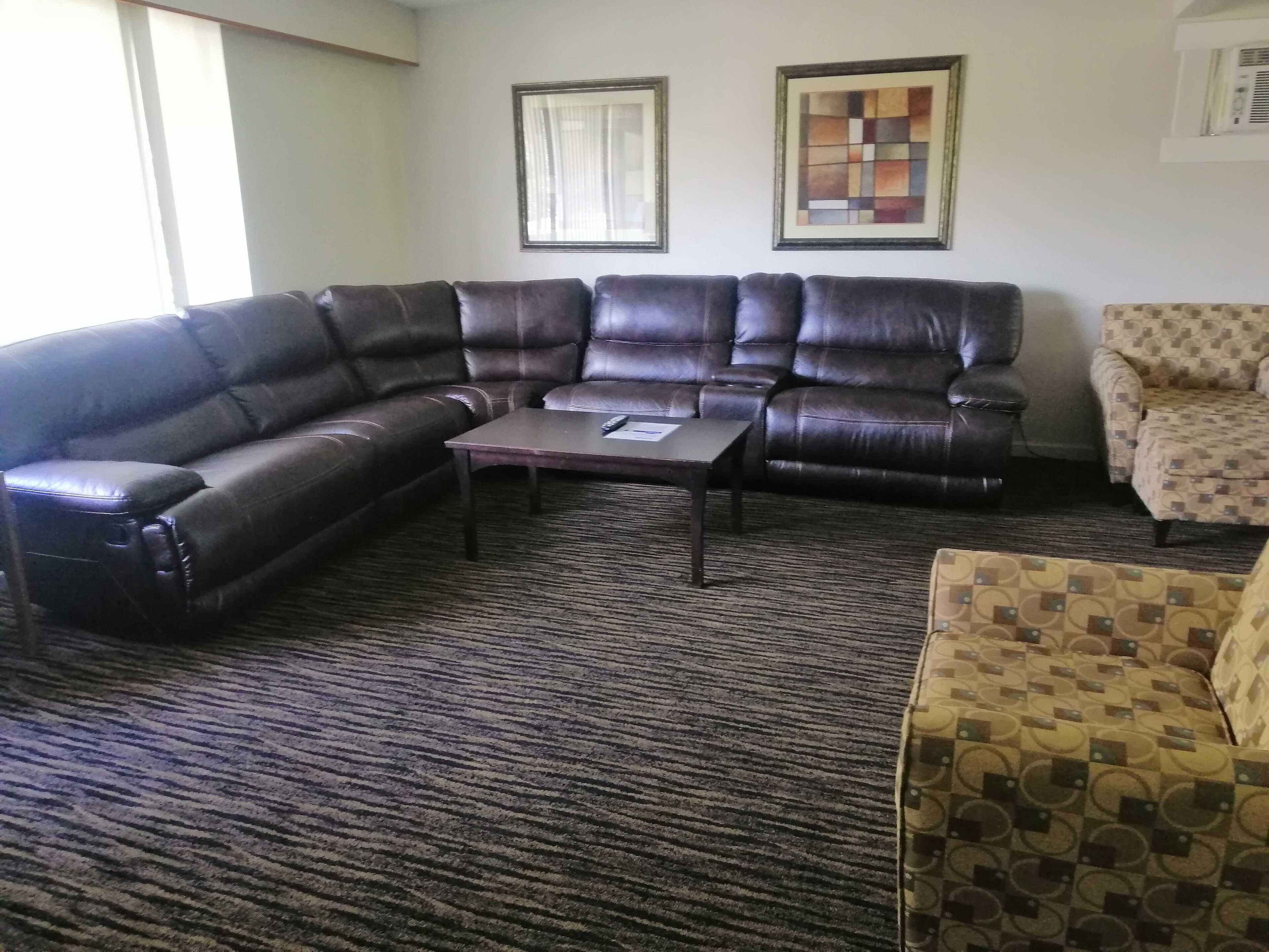 Apartment Suite (Non-Pet Friendly) | Living area