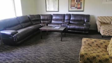 Apartment Suite (Non-Pet Friendly) | Living area