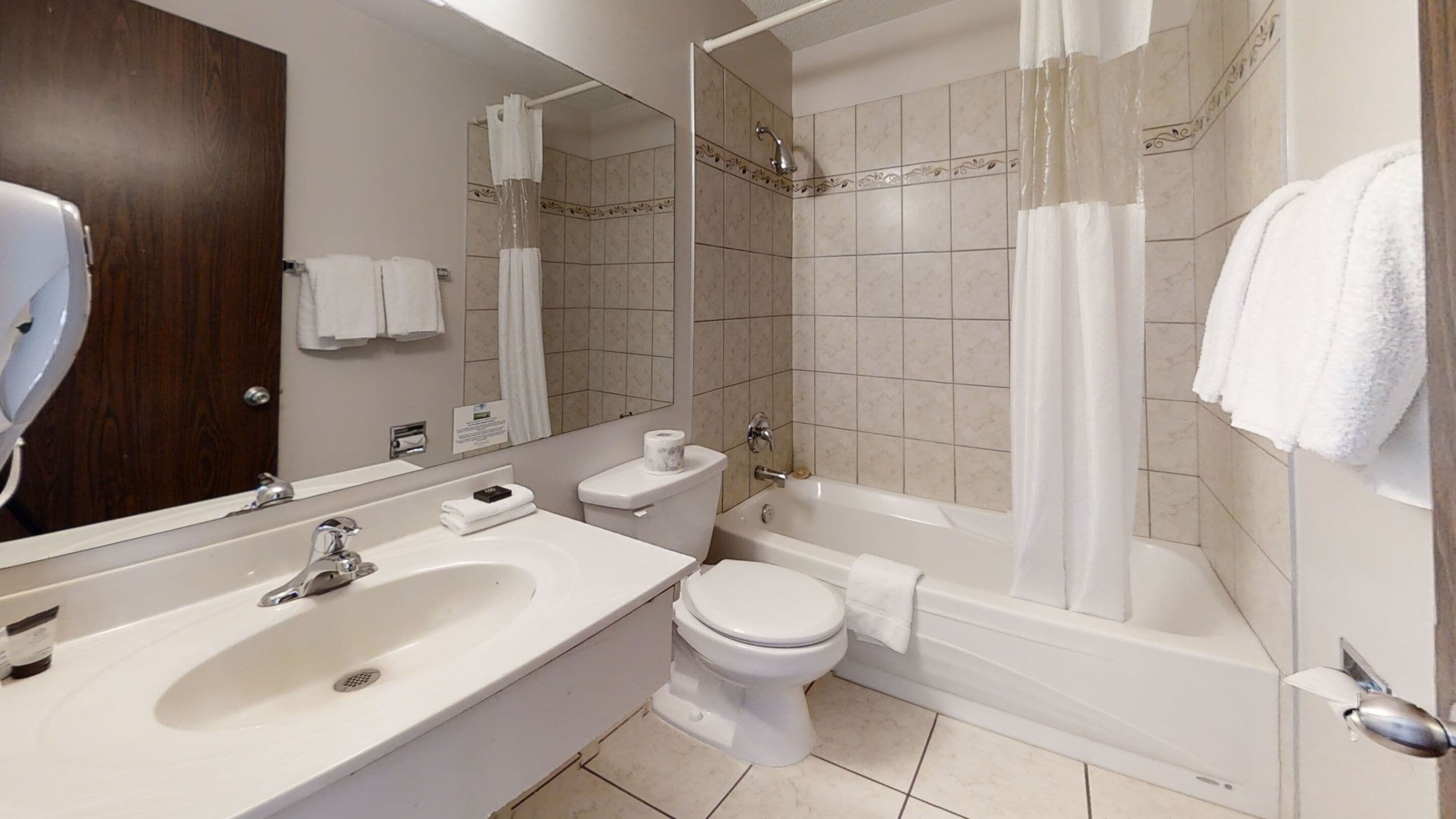 Standard Room, 1 Queen Bed (Non-Pet friendly) | Badkamer | Een bad/douchecombinatie, een haardroger, handdoeken, zeep
