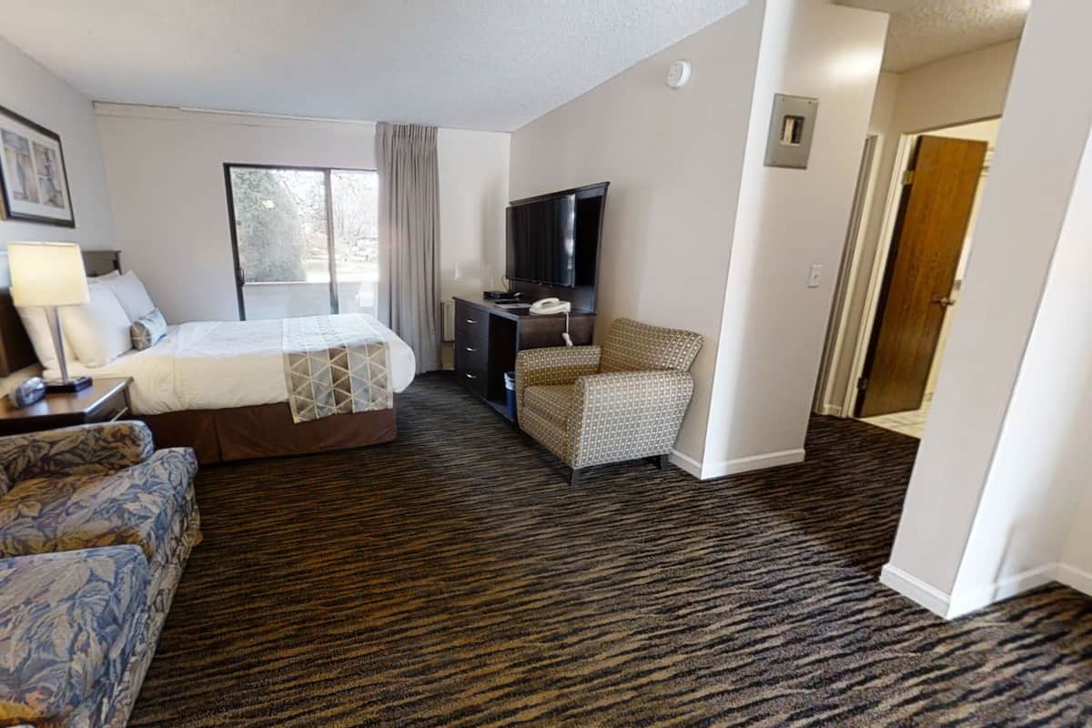 Suite, 2 Queens with a separate 1 Bedroom, Kitchen (Non-PetFriendly)
