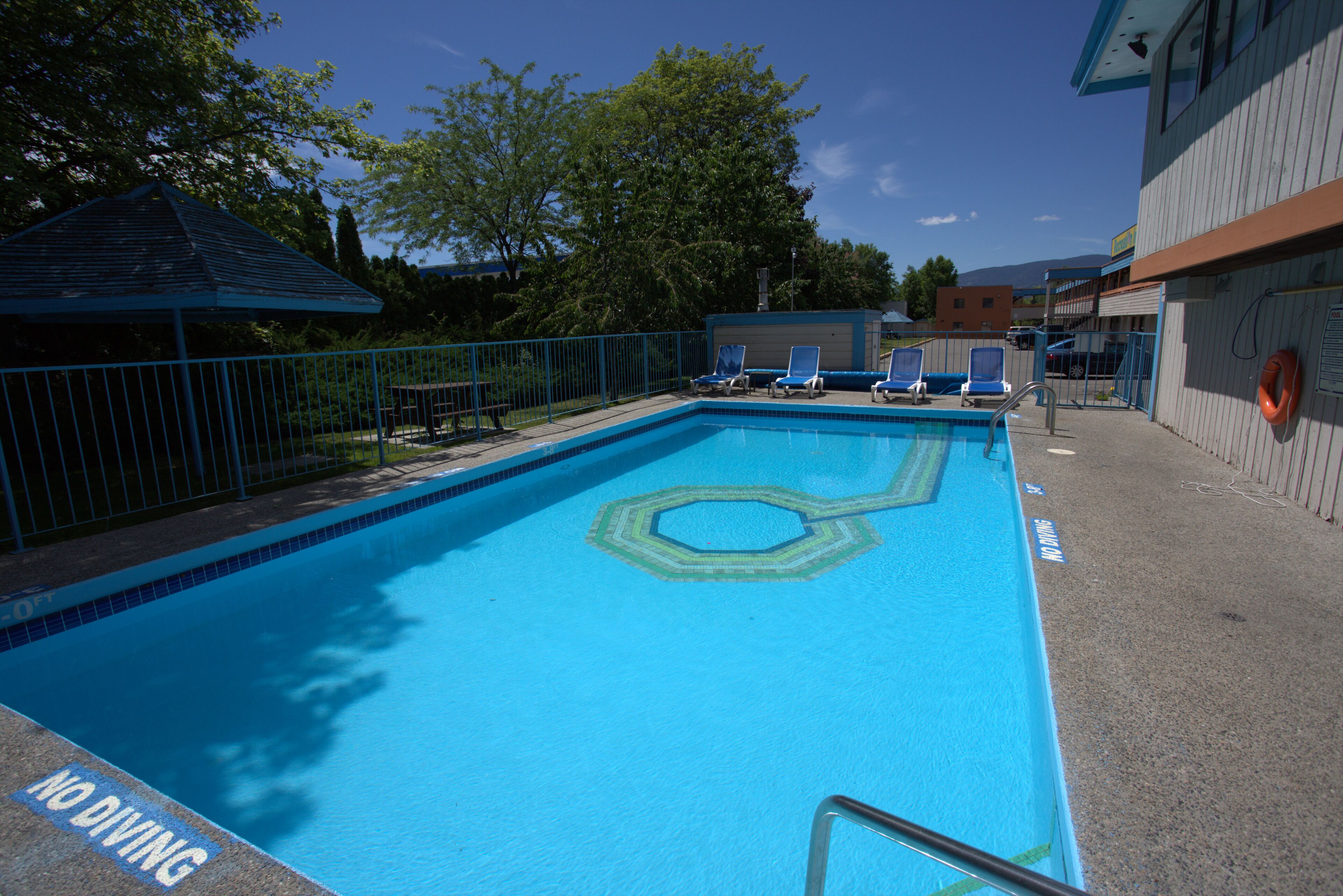 Piscina externa sazonal, funciona das 9h às 22h, espreguiçadeiras