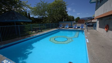 Piscina externa sazonal, funciona das 9h às 22h, espreguiçadeiras