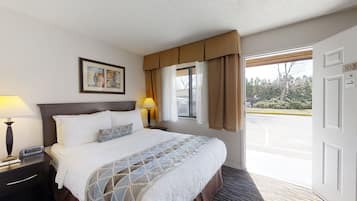 2 Queens with 1 Single Bed (Non-Pet friendly) | 1 dormitorio, cortinas opacas, tabla de planchar con plancha