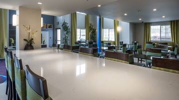 Café da manhã com buffet grátis todos os dias