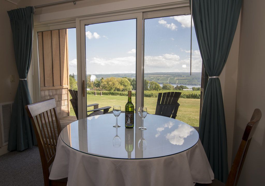 Ropa de cama hipoalergénica y tabla de planchar con plancha 