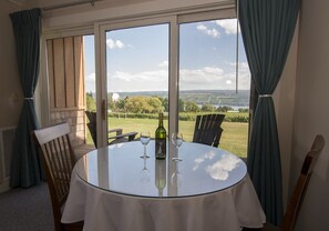 Hypo-allergenic bedding, iron/ironing board, free WiFi, bed sheets