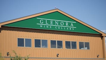 Un edificio con un tetto verde e un cartello con la scritta 'Glenora Wine Cellars'.