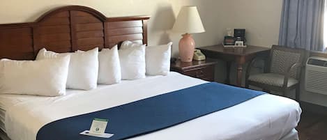 Espacio para trabajar con laptop, cortinas blackout y cunas gratuitas