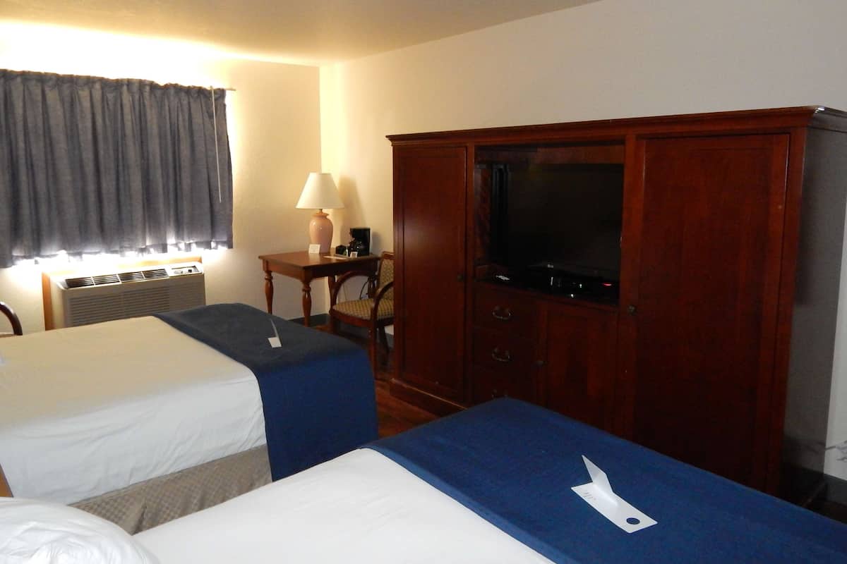 Espacio para trabajar con laptop, cortinas blackout y cunas gratuitas