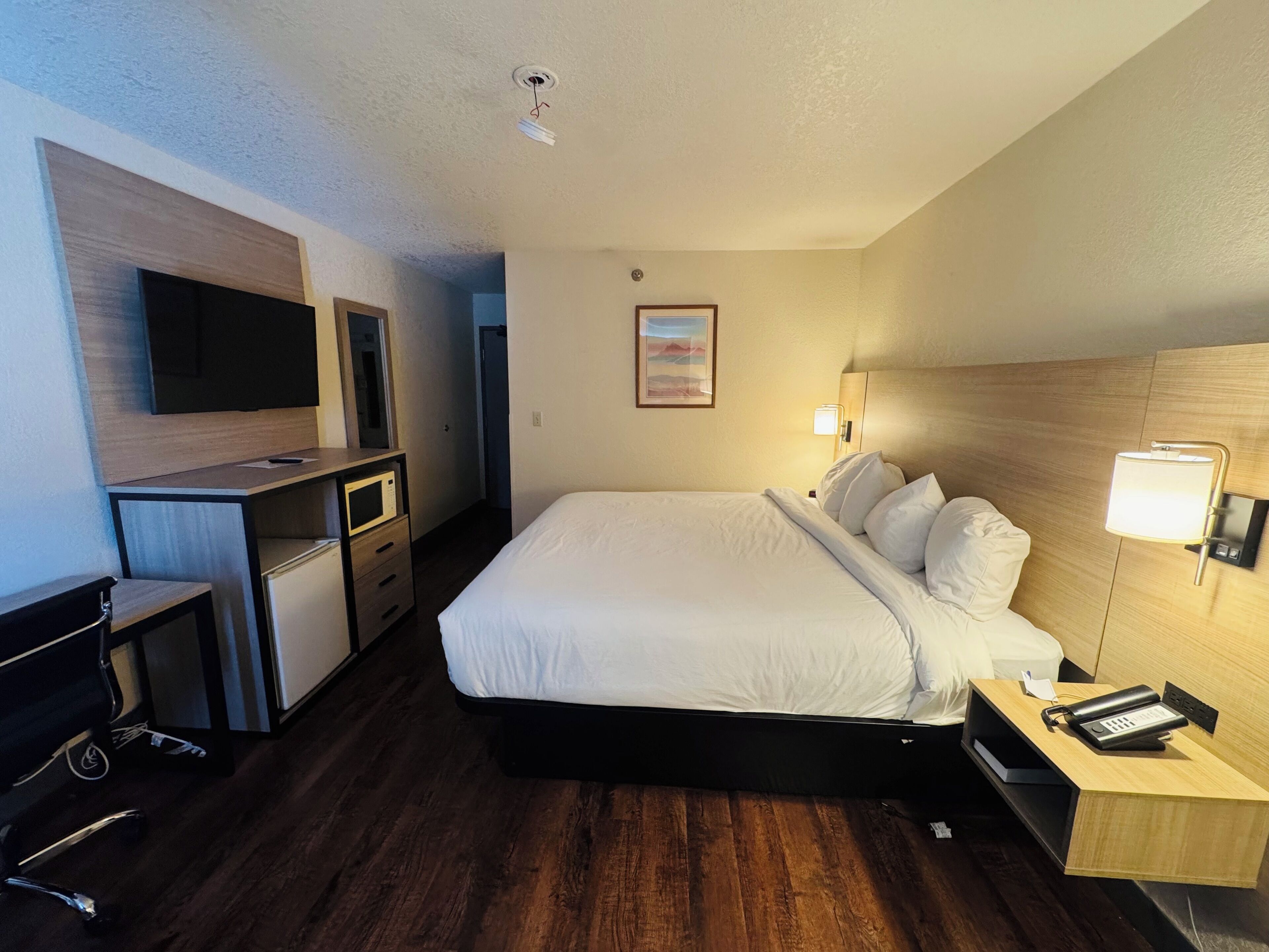 Room, 1 King Bed, Non Smoking | Laptop workspace, blackout drapes, free cribs/infant beds, free WiFi