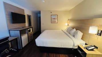 Room, 1 King Bed, Non Smoking | Laptop workspace, blackout drapes, free cribs/infant beds, free WiFi