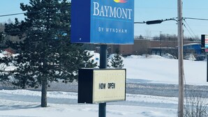 Segnale per Baymont by Wyndham con un cartello che indica 'APERTURA'.