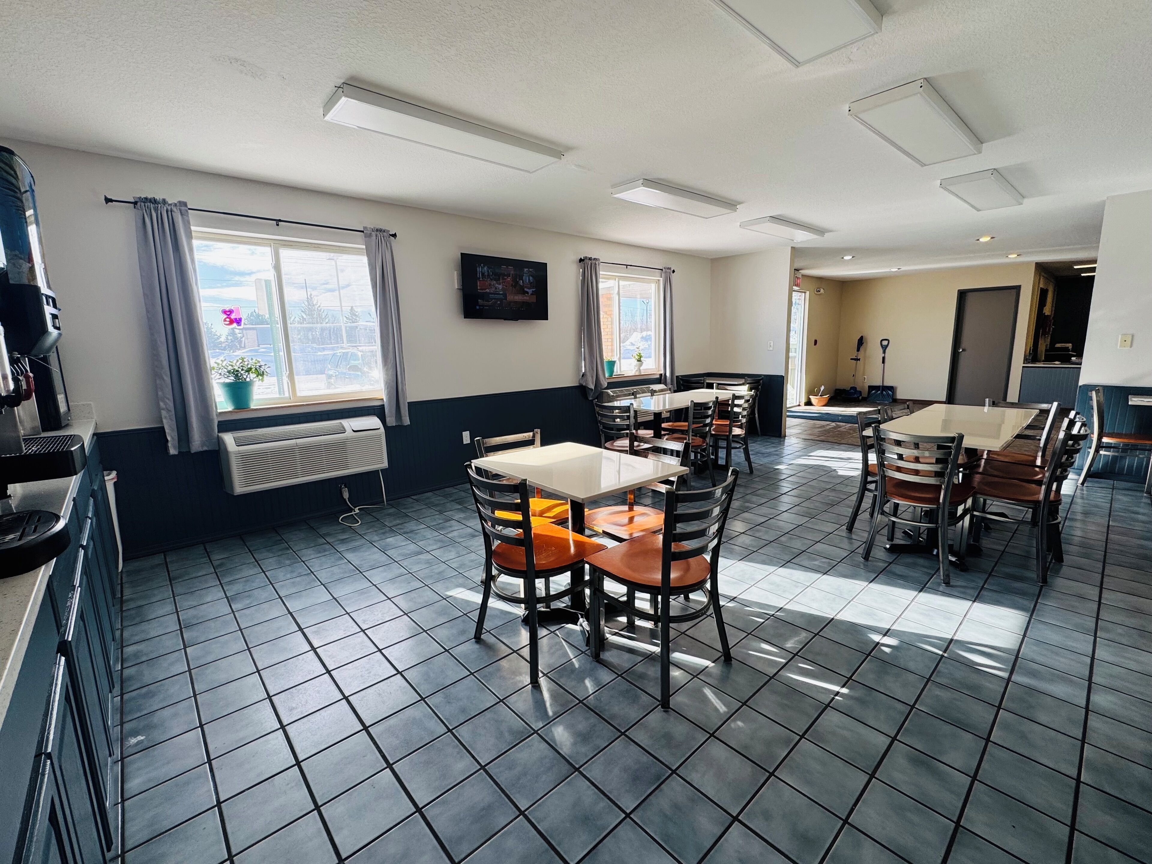 朝食 (コンチネンタル ブレックファスト)、毎日提供 (無料)