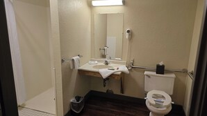 Un bagno piccolo con il water, un lavandino e uno specchio.