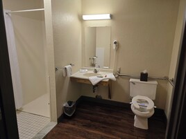 客房, 1 张特大床, 通行无障碍, 无烟房 (Mobility, Roll-in Shower) | 浴室 | 淋浴/盆浴组合、免费洗浴用品、吹风机、毛巾