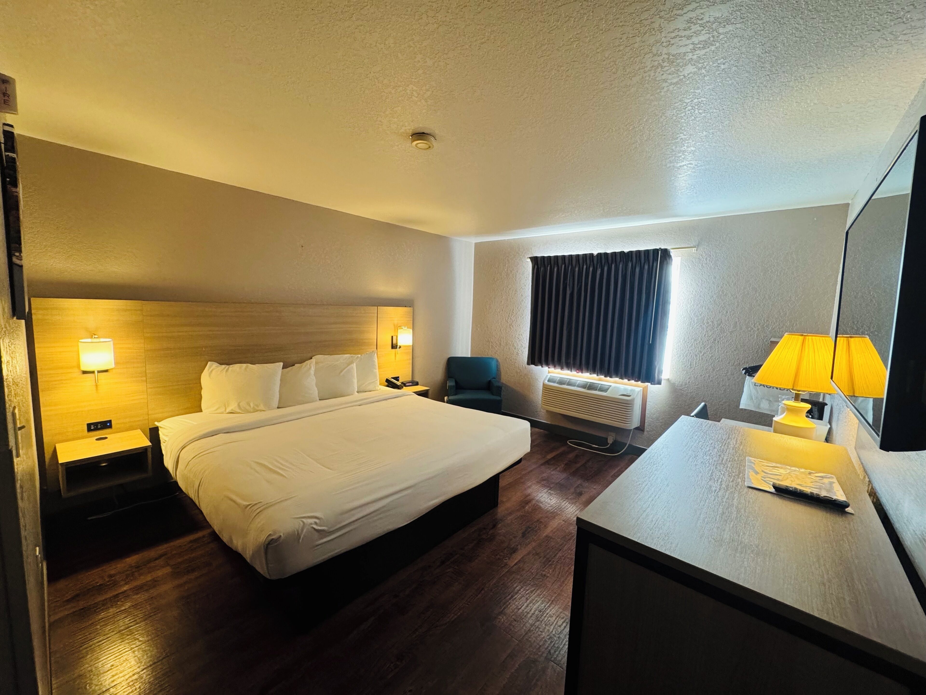 客房, 1 張特大雙人床, 身障無障礙空間, 非吸煙房 (Mobility, Roll-in Shower) | 浴室 | 花灑/浴缸組合、免費梳洗用品、風筒、提供毛巾