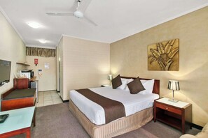 A hotel room with a bed, bedside tables, a desk, a chair, a ceiling fan, and a wall-mounted artwork. - Comfort Inn Whyalla (Whyalla Playford)