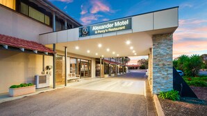 The exterior of the Alexander Motel & Percy’s Restaurant with a covered entrance, outdoor seating, and a landscaped garden area. - Comfort Inn Whyalla (Whyalla Playford)