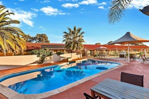 Outdoor pool, pool loungers - Comfort Inn Whyalla (Whyalla Playford)