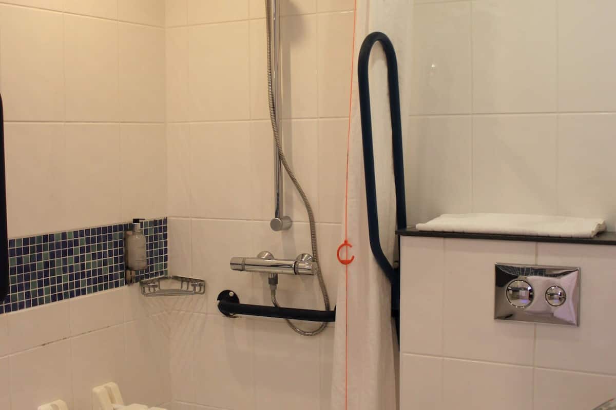 standard room, 1 double bed, accessible | desk, laptop workspace, blackout curtains, soundproofing