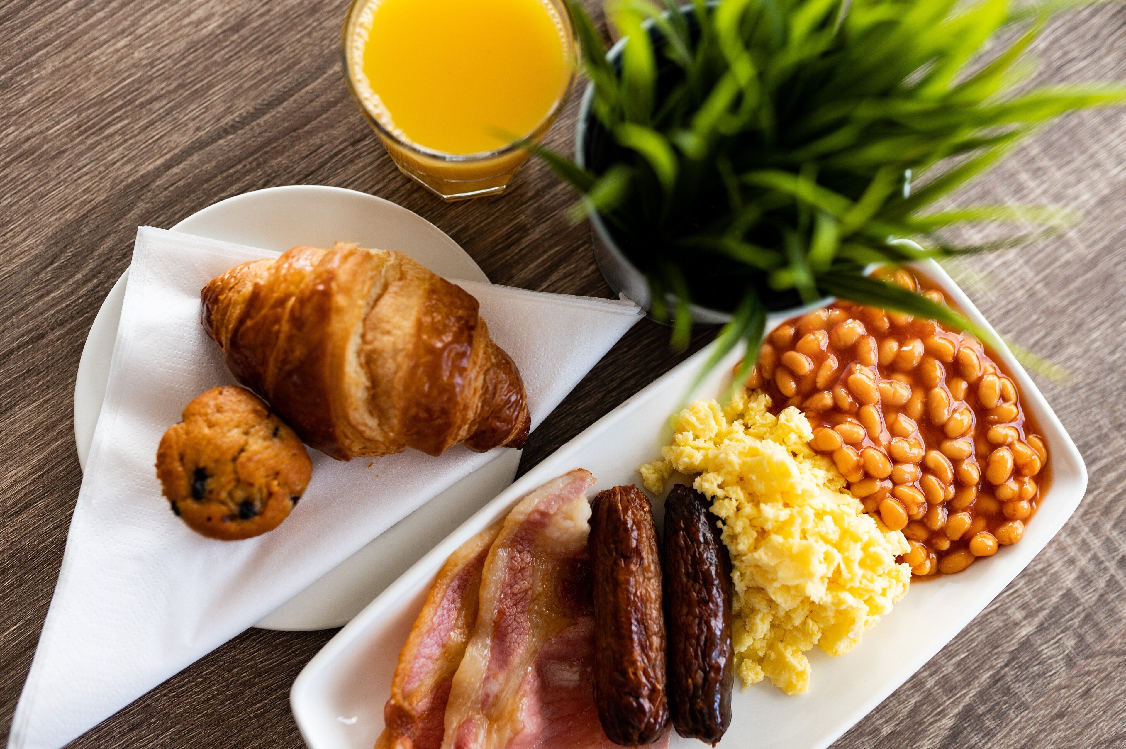 free daily full breakfast