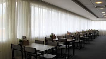 Breakfast and dinner served