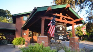 Rosedale Inn bord met een Amerikaanse vlag, AAA-rating en een overdekte ingang.