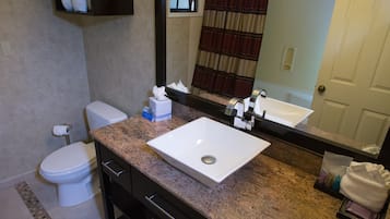 Chambre Standard, 1 grand lit | Salle de bain | Ensemble baignoire-douche, baignoire à remous