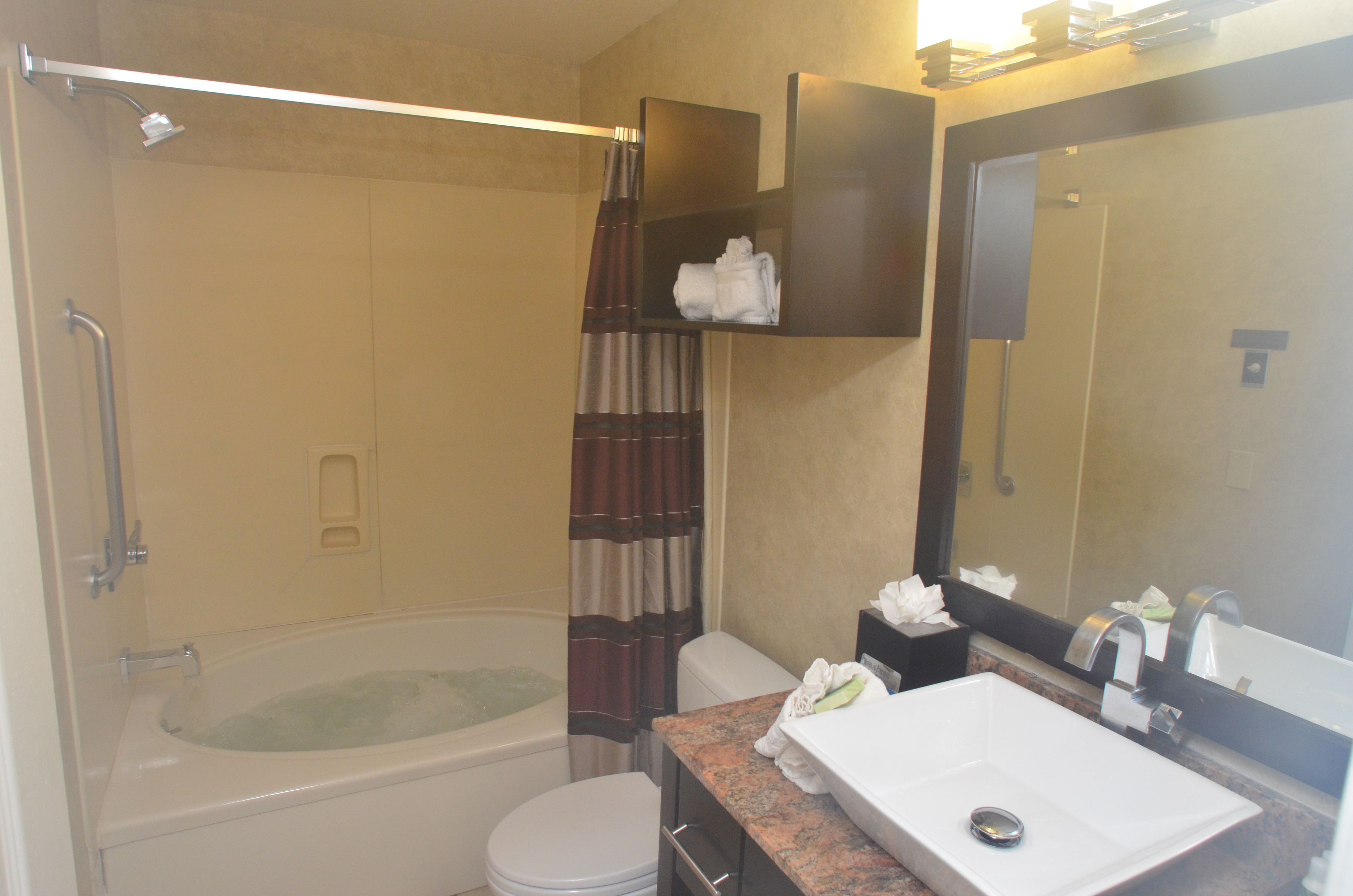 Ein Badezimmer mit Badewanne, Toilette und Waschbecken.