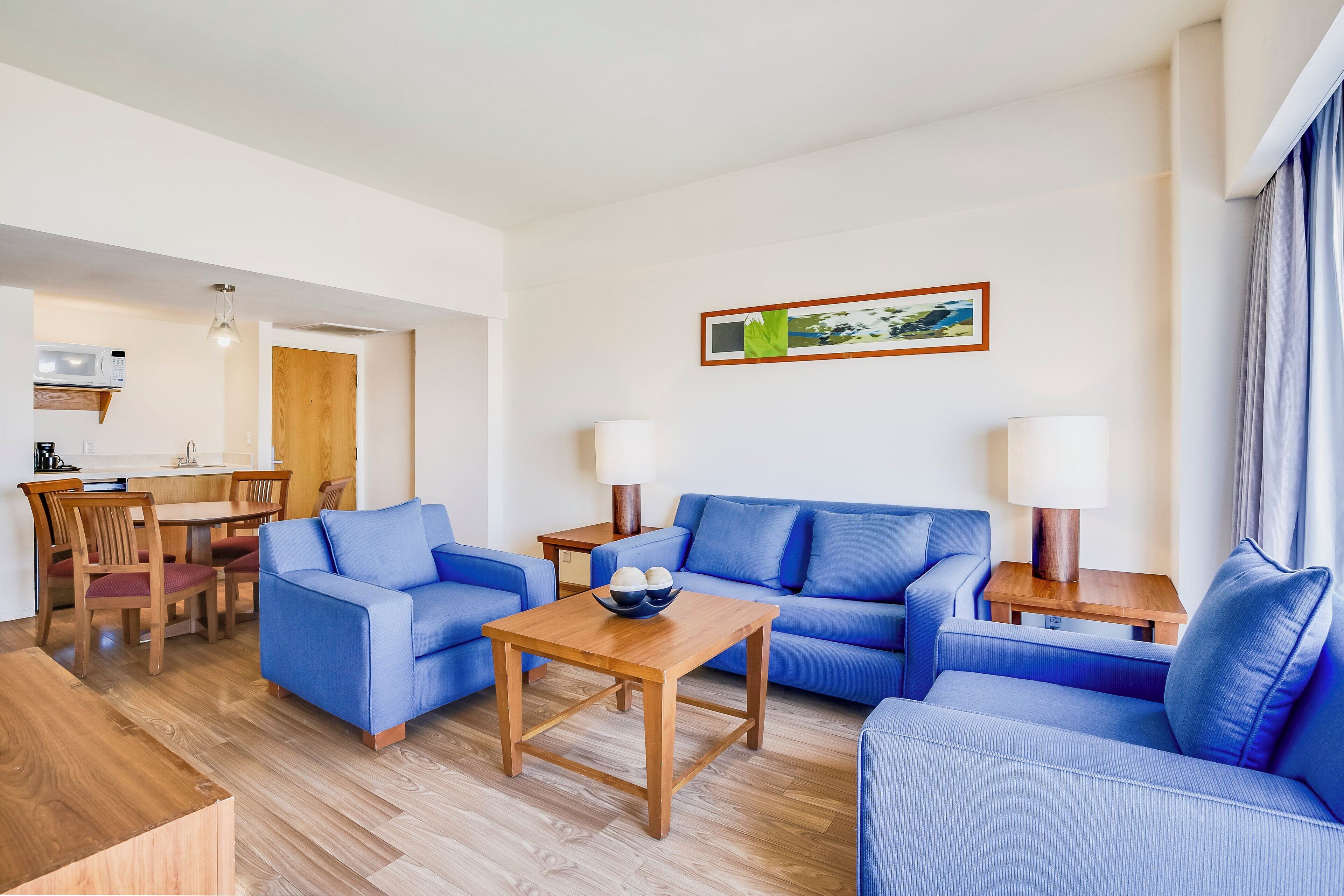 Ropa de cama de alta calidad y caja de seguridad en la habitación 