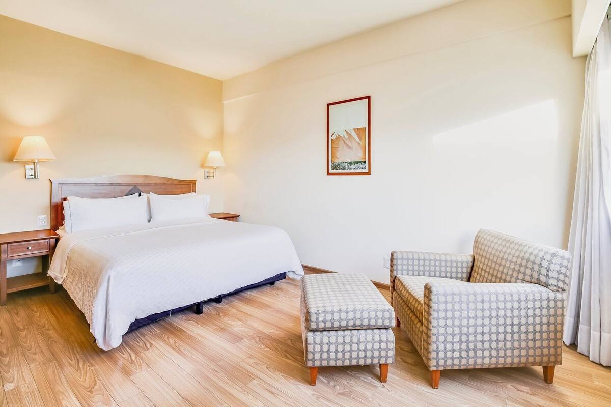 Ropa de cama de alta calidad y caja de seguridad en la habitación 