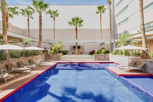 Una piscina al aire libre