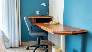 Premium bedding, desk, iron/ironing board, free WiFi