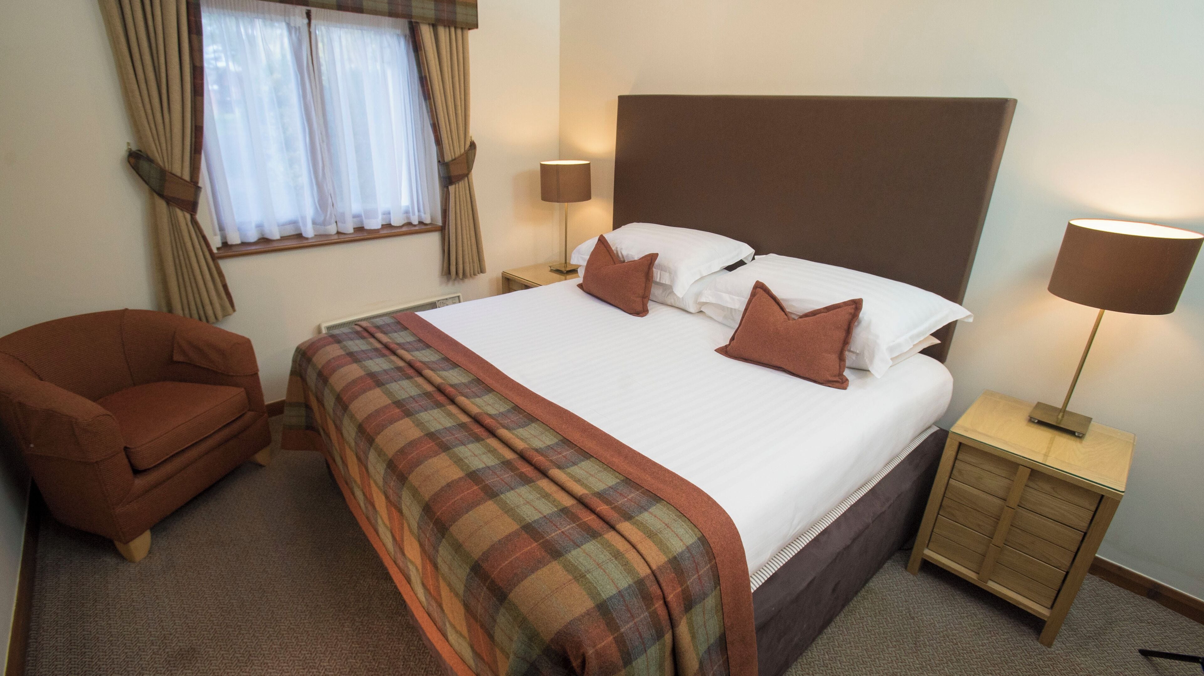 Departamento estándar, 1 cama King size | Escritorio, cortinas blackout y tabla de planchar con plancha 