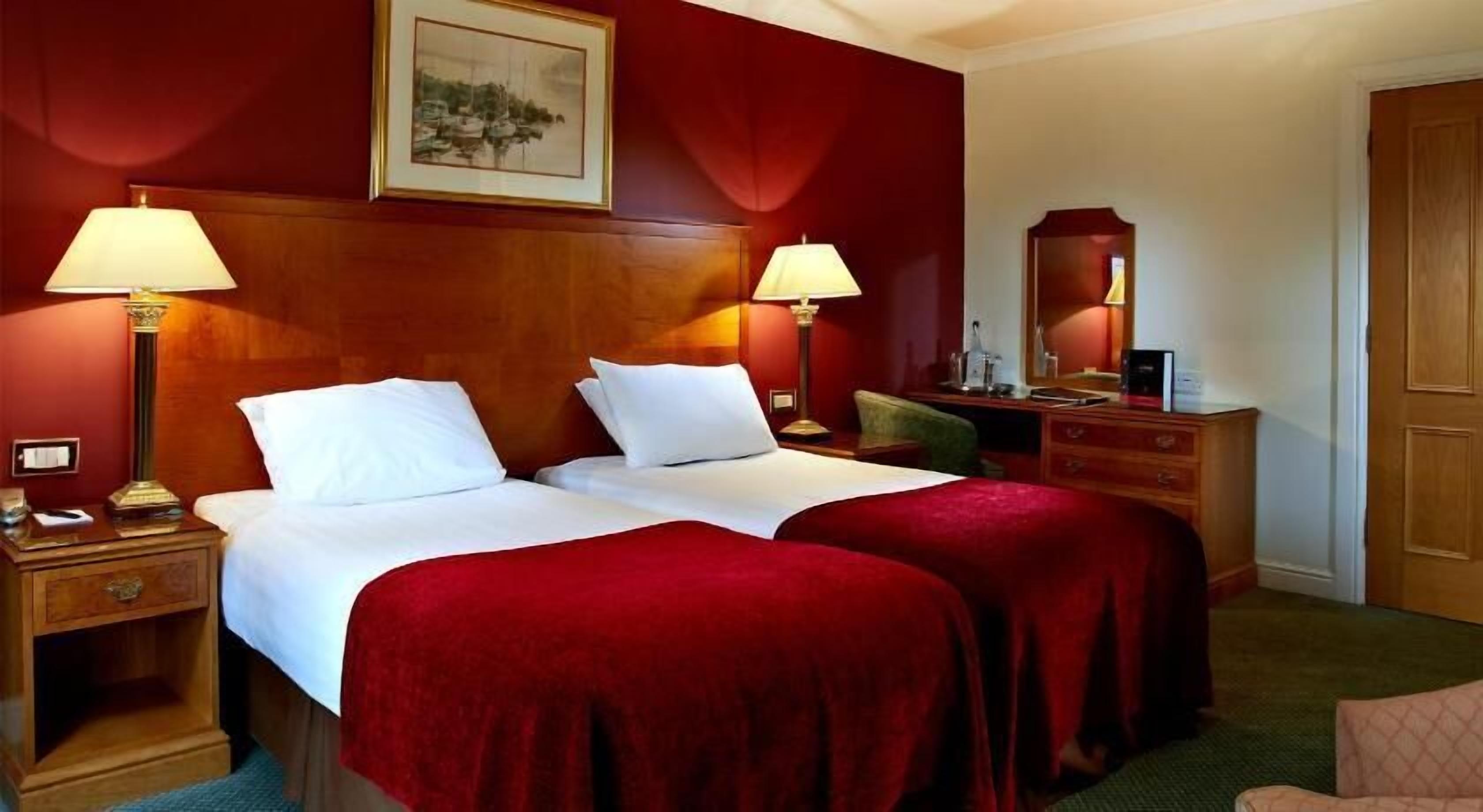 Skrivebord, blendingsgardiner, strykejern/-brett og reiseseng for barn