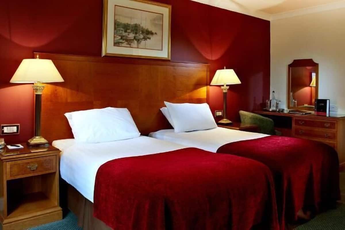 Escriptori, cortines opaques i planxa i posts de planxar