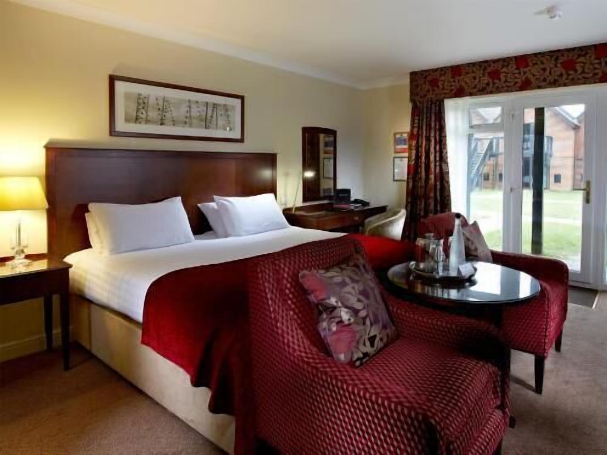 Skrivebord, blendingsgardiner, strykejern/-brett og reiseseng for barn