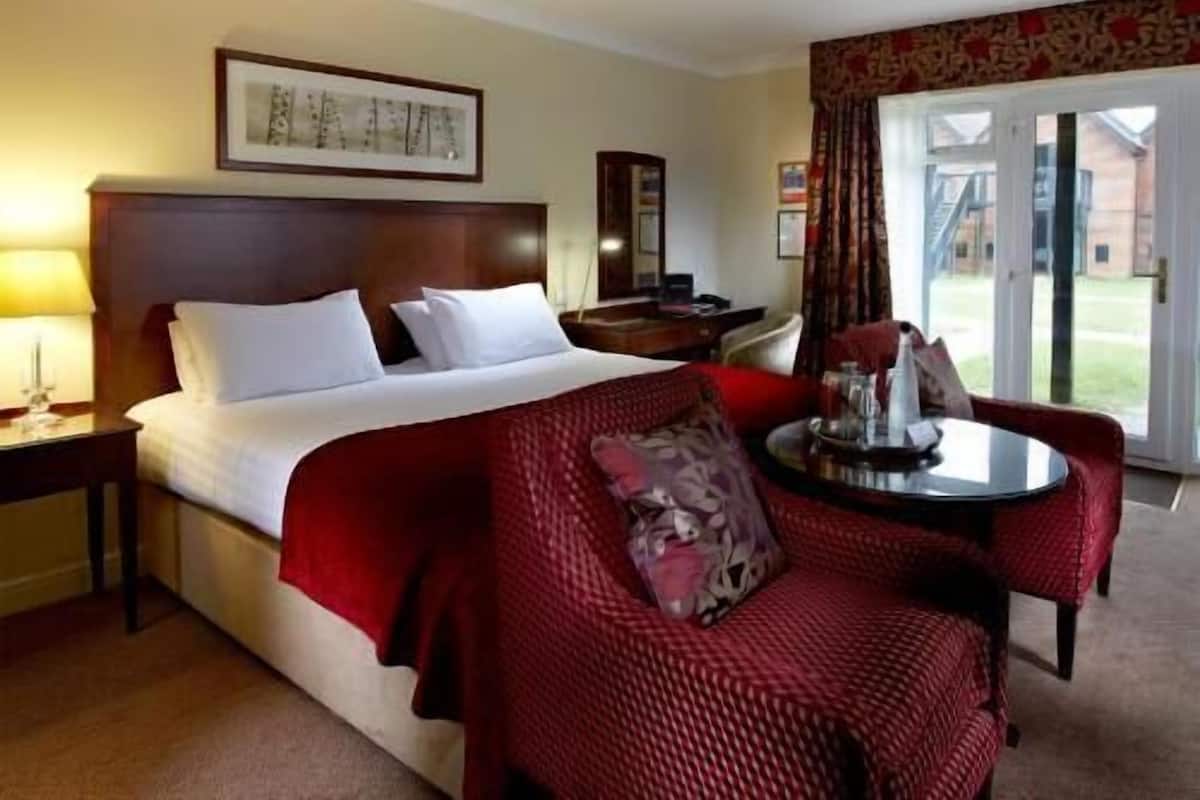 Escriptori, cortines opaques i planxa i posts de planxar