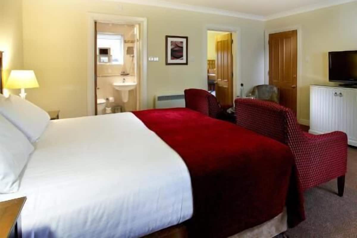 Escriptori, cortines opaques i planxa i posts de planxar