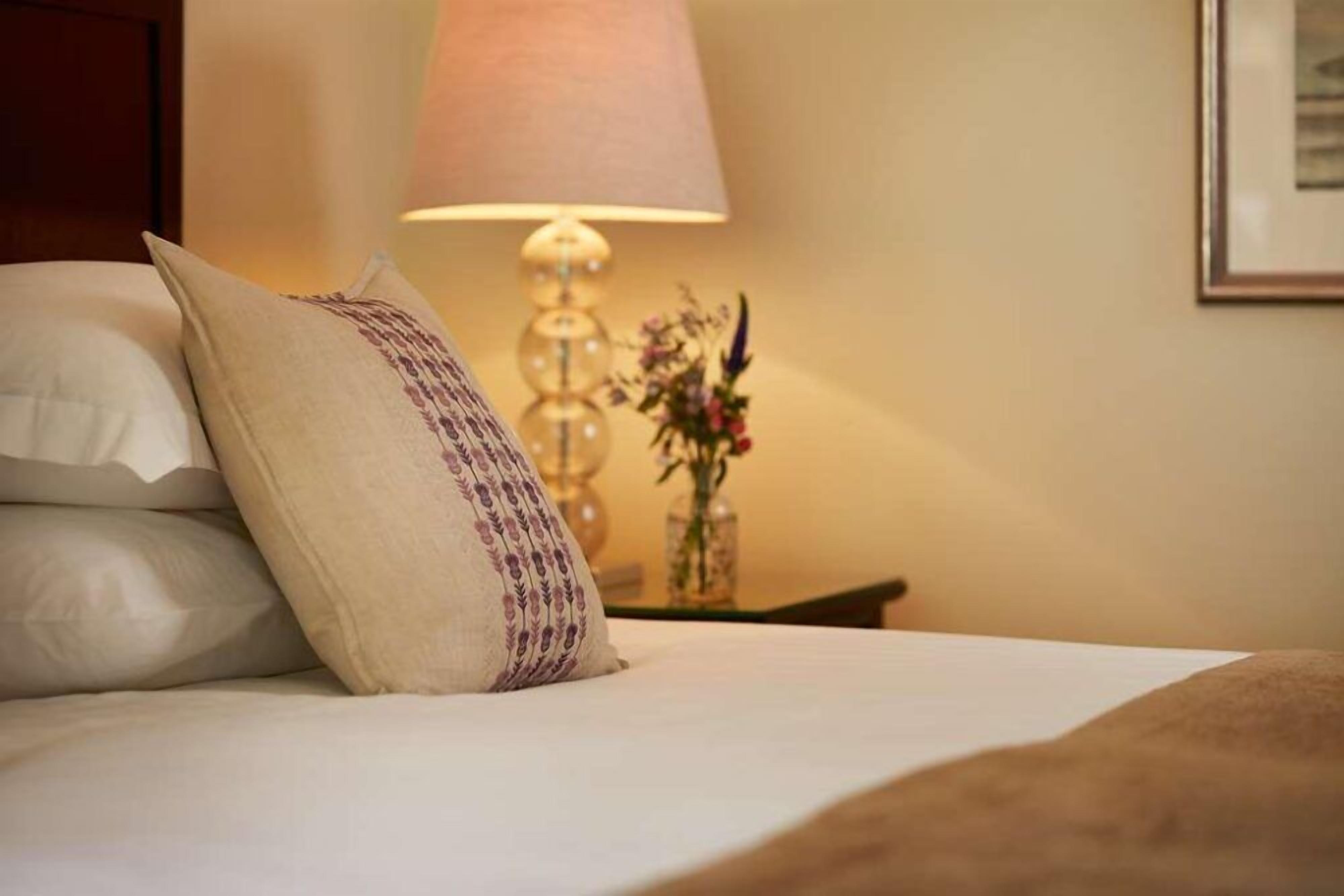 Escritorio, cortinas blackout y tabla de planchar con plancha 